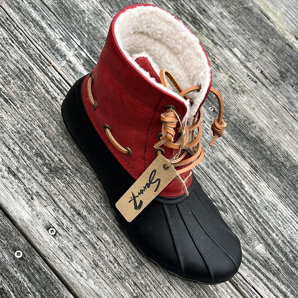 Duck boots. - Picture 3 of 8